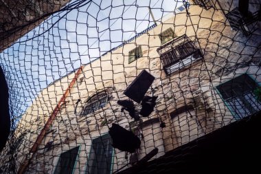 Hebron, Batı Şeria, 29 Ocak 2026 H2 bölgesindeki eski Filistin sokaklarına kurulmuş koruyucu metal ağlar İsrailli yerleşimcilerin yukarıdaki evlerden attıkları taş ve enkazı yakalamak için kullanıldı..