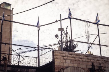 Hebron, Batı Şeria, 29 Ocak 2026 Dikenli tel ve mühürlü kapılar İsrail 'in El Halil' deki askeri işgalini zorunlu kılıyor. H2 sektöründeki güvenlik bariyerleri tarihi merkezi hayalet kasabaya çevirdi..