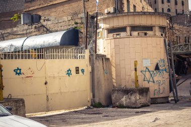 Hebron, Batı Şeria, 29 Ocak 2026 Dikenli tel ve mühürlü kapılar İsrail 'in El Halil' deki askeri işgalini zorunlu kılıyor. H2 sektöründeki güvenlik bariyerleri tarihi merkezi hayalet kasabaya çevirdi..