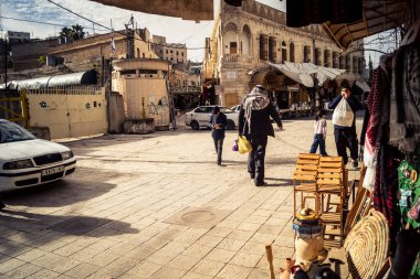 Hebron, Batı Şeria, 29 Ocak 2026 Filistinliler El Halil 'in girişindeki askeri kontrol noktasından geçtiler. Bölünmüş şehirde günlük gözetim ve kısıtlı hareket.