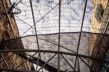 Hebron, Batı Şeria, 29 Ocak 2026 H2 bölgesindeki eski Filistin sokaklarına kurulmuş koruyucu metal ağlar İsrailli yerleşimcilerin yukarıdaki evlerden attıkları taş ve enkazı yakalamak için kullanıldı..