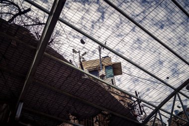 Hebron, Batı Şeria, 29 Ocak 2026 H2 bölgesindeki eski Filistin sokaklarına kurulmuş koruyucu metal ağlar İsrailli yerleşimcilerin yukarıdaki evlerden attıkları taş ve enkazı yakalamak için kullanıldı..