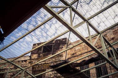 Hebron, Batı Şeria, 29 Ocak 2026 H2 bölgesindeki eski Filistin sokaklarına kurulmuş koruyucu metal ağlar İsrailli yerleşimcilerin yukarıdaki evlerden attıkları taş ve enkazı yakalamak için kullanıldı..