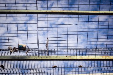 Hebron, Batı Şeria, 29 Ocak 2026 H2 bölgesindeki eski Filistin sokaklarına kurulmuş koruyucu metal ağlar İsrailli yerleşimcilerin yukarıdaki evlerden attıkları taş ve enkazı yakalamak için kullanıldı..