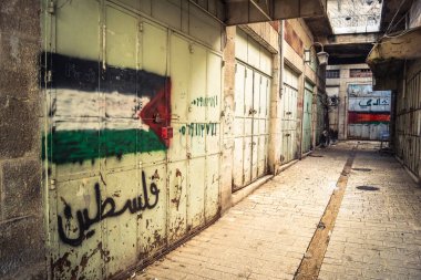 Hebron, Batı Şeria, 29 Ocak 2026 Dikenli tel ve mühürlü kapılar İsrail 'in El Halil' deki askeri işgalini zorunlu kılıyor. H2 sektöründeki güvenlik bariyerleri tarihi merkezi hayalet kasabaya çevirdi..