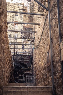 Hebron, Batı Şeria, 29 Ocak 2026 Dikenli tel ve mühürlü kapılar İsrail 'in El Halil' deki askeri işgalini zorunlu kılıyor. H2 sektöründeki güvenlik bariyerleri tarihi merkezi hayalet kasabaya çevirdi..