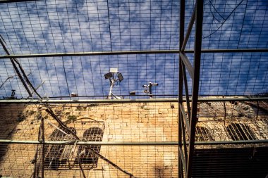 Hebron, Batı Şeria, 29 Ocak 2026 H2 bölgesindeki eski Filistin sokaklarına kurulmuş koruyucu metal ağlar İsrailli yerleşimcilerin yukarıdaki evlerden attıkları taş ve enkazı yakalamak için kullanıldı..