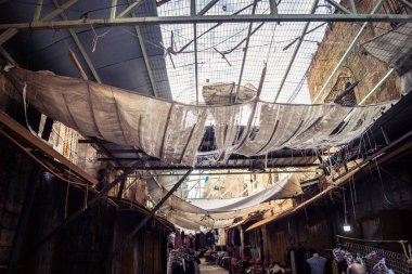 Hebron, Batı Şeria, 29 Ocak 2026 H2 bölgesindeki eski Filistin sokaklarına kurulmuş koruyucu metal ağlar İsrailli yerleşimcilerin yukarıdaki evlerden attıkları taş ve enkazı yakalamak için kullanıldı..