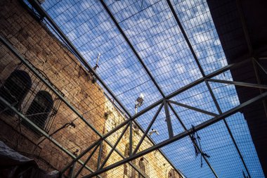 Hebron, Batı Şeria, 29 Ocak 2026 H2 bölgesindeki eski Filistin sokaklarına kurulmuş koruyucu metal ağlar İsrailli yerleşimcilerin yukarıdaki evlerden attıkları taş ve enkazı yakalamak için kullanıldı..