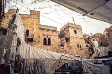 Hebron, Batı Şeria, 29 Ocak 2026 Dikenli tel ve mühürlü kapılar İsrail 'in El Halil' deki askeri işgalini zorunlu kılıyor. H2 sektöründeki güvenlik bariyerleri tarihi merkezi hayalet kasabaya çevirdi..