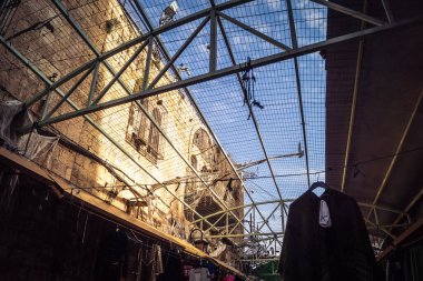 Hebron, Batı Şeria, 29 Ocak 2026 H2 bölgesindeki eski Filistin sokaklarına kurulmuş koruyucu metal ağlar İsrailli yerleşimcilerin yukarıdaki evlerden attıkları taş ve enkazı yakalamak için kullanıldı..