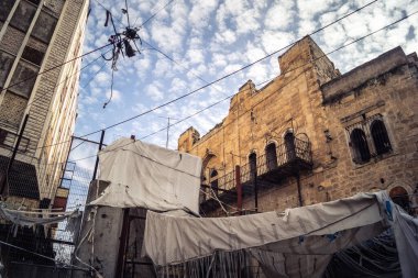 Hebron, Batı Şeria, 29 Ocak 2026 Dikenli tel ve mühürlü kapılar İsrail 'in El Halil' deki askeri işgalini zorunlu kılıyor. H2 sektöründeki güvenlik bariyerleri tarihi merkezi hayalet kasabaya çevirdi..