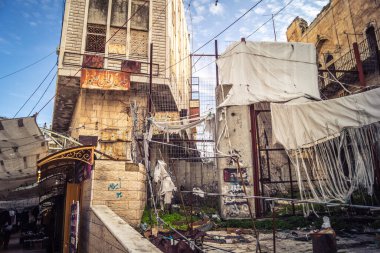 Hebron, Batı Şeria, 29 Ocak 2026 Dikenli tel ve mühürlü kapılar İsrail 'in El Halil' deki askeri işgalini zorunlu kılıyor. H2 sektöründeki güvenlik bariyerleri tarihi merkezi hayalet kasabaya çevirdi..