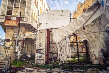 Hebron, Batı Şeria, 29 Ocak 2026 Dikenli tel ve mühürlü kapılar İsrail 'in El Halil' deki askeri işgalini zorunlu kılıyor. H2 sektöründeki güvenlik bariyerleri tarihi merkezi hayalet kasabaya çevirdi..