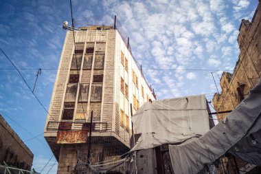 Hebron, Batı Şeria, 29 Ocak 2026 Dikenli tel ve mühürlü kapılar İsrail 'in El Halil' deki askeri işgalini zorunlu kılıyor. H2 sektöründeki güvenlik bariyerleri tarihi merkezi hayalet kasabaya çevirdi..