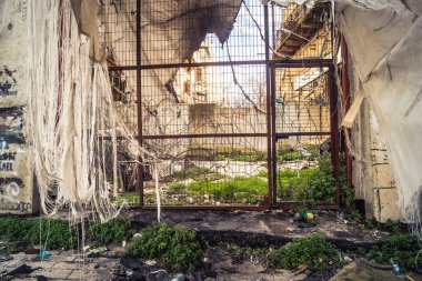 Hebron, Batı Şeria, 29 Ocak 2026 Dikenli tel ve mühürlü kapılar İsrail 'in El Halil' deki askeri işgalini zorunlu kılıyor. H2 sektöründeki güvenlik bariyerleri tarihi merkezi hayalet kasabaya çevirdi..