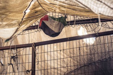 Hebron, Batı Şeria, 29 Ocak 2026 Dikenli tel ve mühürlü kapılar İsrail 'in El Halil' deki askeri işgalini zorunlu kılıyor. H2 sektöründeki güvenlik bariyerleri tarihi merkezi hayalet kasabaya çevirdi..