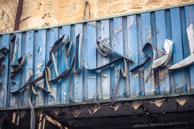 Hebron, Batı Şeria, 29 Ocak 2026 Dikenli tel ve mühürlü kapılar İsrail 'in El Halil' deki askeri işgalini zorunlu kılıyor. H2 sektöründeki güvenlik bariyerleri tarihi merkezi hayalet kasabaya çevirdi..