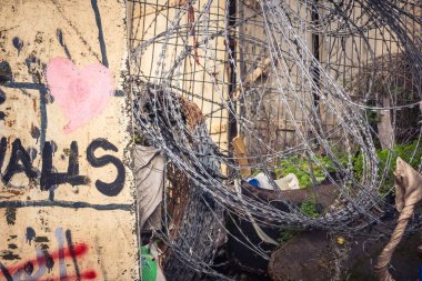 Hebron, Batı Şeria, 29 Ocak 2026 Dikenli tel ve mühürlü kapılar İsrail 'in El Halil' deki askeri işgalini zorunlu kılıyor. H2 sektöründeki güvenlik bariyerleri tarihi merkezi hayalet kasabaya çevirdi..