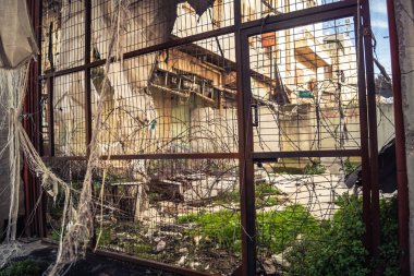 Hebron, Batı Şeria, 29 Ocak 2026 Dikenli tel ve mühürlü kapılar İsrail 'in El Halil' deki askeri işgalini zorunlu kılıyor. H2 sektöründeki güvenlik bariyerleri tarihi merkezi hayalet kasabaya çevirdi..