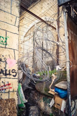 Hebron, Batı Şeria, 29 Ocak 2026 Dikenli tel ve mühürlü kapılar İsrail 'in El Halil' deki askeri işgalini zorunlu kılıyor. H2 sektöründeki güvenlik bariyerleri tarihi merkezi hayalet kasabaya çevirdi..