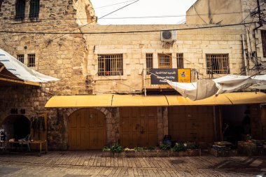 Hebron, Batı Şeria, 29 Ocak 2026 El Halil 'deki antik taş mimari ve sokak genel görünümü. Tarihi kireçtaşı binalar, asırlık tarihin sessiz tanıkları olarak duruyor..