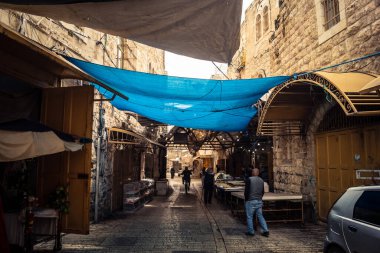 Hebron, Batı Şeria, 29 Ocak 2026 El Halil 'in kalbinde birkaç dükkan hala açık. Nadir raflar ve boş sokaklar bu tarihi Filistin pazarının yavaş ekonomik ölümünü yansıtıyor.