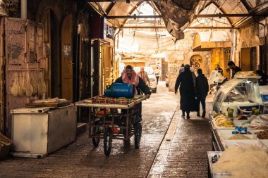 Hebron, Batı Şeria, 29 Ocak 2026 Filistinliler El Halil 'in ıssız sokaklarında gölge gibi yürüyorlar. Askeri işgalin ağırlığı altında izole edilmiş ve çürümüş bir sahne..