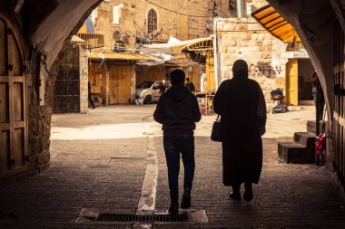 Hebron, Batı Şeria, 29 Ocak 2026 Filistinliler El Halil 'in ıssız sokaklarında gölge gibi yürüyorlar. Askeri işgalin ağırlığı altında izole edilmiş ve çürümüş bir sahne..