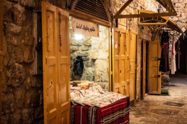 Hebron, Batı Şeria, 29 Ocak 2026 El Halil 'in kalbinde birkaç dükkan hala açık. Nadir raflar ve boş sokaklar bu tarihi Filistin pazarının yavaş ekonomik ölümünü yansıtıyor.