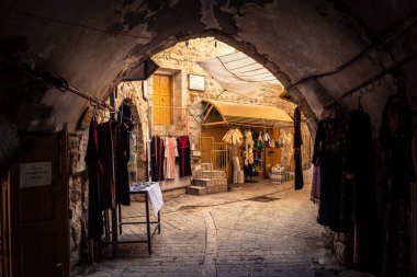 Hebron, Batı Şeria, 29 Ocak 2026 El Halil 'in kalbinde birkaç dükkan hala açık. Nadir raflar ve boş sokaklar bu tarihi Filistin pazarının yavaş ekonomik ölümünü yansıtıyor.