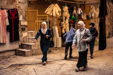 Hebron, Batı Şeria, 29 Ocak 2026 Filistinliler El Halil 'in ıssız sokaklarında gölge gibi yürüyorlar. Askeri işgalin ağırlığı altında izole edilmiş ve çürümüş bir sahne..