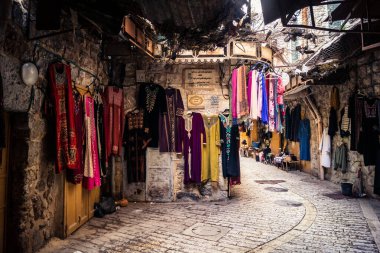 Hebron, Batı Şeria, 29 Ocak 2026 El Halil 'in kalbinde birkaç dükkan hala açık. Nadir raflar ve boş sokaklar bu tarihi Filistin pazarının yavaş ekonomik ölümünü yansıtıyor.