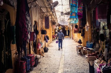 Hebron, Batı Şeria, 29 Ocak 2026 El Halil 'in kalbinde birkaç dükkan hala açık. Nadir raflar ve boş sokaklar bu tarihi Filistin pazarının yavaş ekonomik ölümünü yansıtıyor.