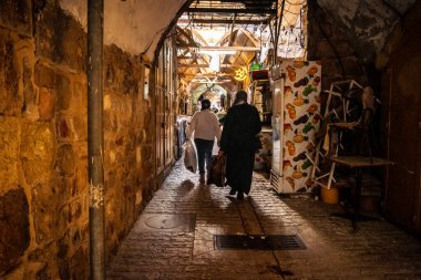 Hebron, Batı Şeria, 29 Ocak 2026 Filistinliler El Halil 'in ıssız sokaklarında gölge gibi yürüyorlar. Askeri işgalin ağırlığı altında izole edilmiş ve çürümüş bir sahne..