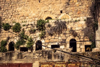 Hebron, Batı Şeria, 29 Ocak 2026 El Halil 'deki antik taş mimari ve sokak genel görünümü. Tarihi kireçtaşı binalar, asırlık tarihin sessiz tanıkları olarak duruyor..