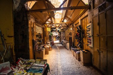 Hebron, Batı Şeria, 29 Ocak 2026 El Halil 'in kalbinde birkaç dükkan hala açık. Nadir raflar ve boş sokaklar bu tarihi Filistin pazarının yavaş ekonomik ölümünü yansıtıyor.