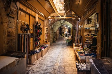 Hebron, Batı Şeria, 29 Ocak 2026 El Halil 'in kalbinde birkaç dükkan hala açık. Nadir raflar ve boş sokaklar bu tarihi Filistin pazarının yavaş ekonomik ölümünü yansıtıyor.