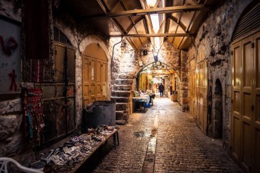 Hebron, Batı Şeria, 29 Ocak 2026 El Halil 'in kalbinde birkaç dükkan hala açık. Nadir raflar ve boş sokaklar bu tarihi Filistin pazarının yavaş ekonomik ölümünü yansıtıyor.