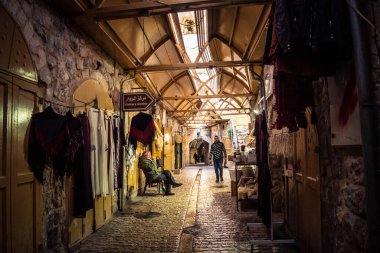 Hebron, Batı Şeria, 29 Ocak 2026 El Halil 'in kalbinde birkaç dükkan hala açık. Nadir raflar ve boş sokaklar bu tarihi Filistin pazarının yavaş ekonomik ölümünü yansıtıyor.