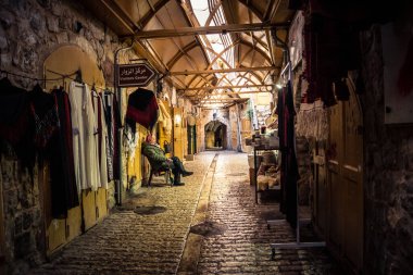 Hebron, Batı Şeria, 29 Ocak 2026 El Halil 'in kalbinde birkaç dükkan hala açık. Nadir raflar ve boş sokaklar bu tarihi Filistin pazarının yavaş ekonomik ölümünü yansıtıyor.