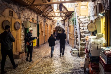 Hebron, Batı Şeria, 29 Ocak 2026 Filistinliler El Halil 'in ıssız sokaklarında gölge gibi yürüyorlar. Askeri işgalin ağırlığı altında izole edilmiş ve çürümüş bir sahne..