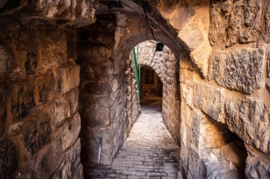 Hebron, Batı Şeria, 29 Ocak 2026 El Halil 'deki antik taş mimari ve sokak genel görünümü. Tarihi kireçtaşı binalar, asırlık tarihin sessiz tanıkları olarak duruyor..