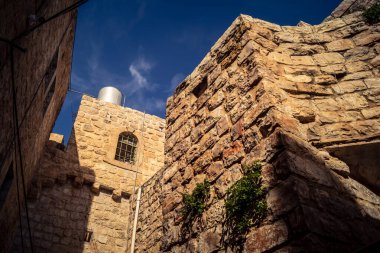 Hebron, Batı Şeria, 29 Ocak 2026 El Halil 'deki antik taş mimari ve sokak genel görünümü. Tarihi kireçtaşı binalar, asırlık tarihin sessiz tanıkları olarak duruyor..