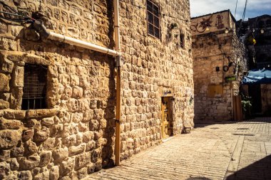 Hebron, Batı Şeria, 29 Ocak 2026 El Halil 'deki antik taş mimari ve sokak genel görünümü. Tarihi kireçtaşı binalar, asırlık tarihin sessiz tanıkları olarak duruyor..