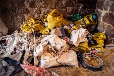Hebron, Batı Şeria, 29 Ocak 2026 Çöp ve döküntüler El Halil 'in sokaklarında birikir. Atık yönetimi eksikliği, nüfusu azalan sektörün terk edilişini ve azalışını yansıtıyor..