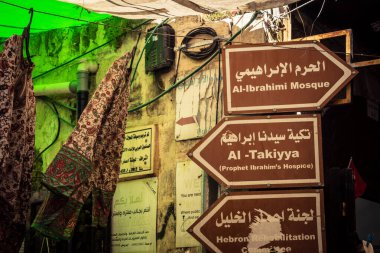 Hebron, Batı Şeria, 29 Ocak 2026 El Halil 'deki antik taş mimari ve sokak genel görünümü. Tarihi kireçtaşı binalar, asırlık tarihin sessiz tanıkları olarak duruyor..