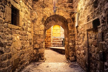 Hebron, Batı Şeria, 29 Ocak 2026 El Halil 'deki antik taş mimari ve sokak genel görünümü. Tarihi kireçtaşı binalar, asırlık tarihin sessiz tanıkları olarak duruyor..