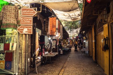Hebron, Batı Şeria, 29 Ocak 2026 El Halil 'in kalbinde birkaç dükkan hala açık. Nadir raflar ve boş sokaklar bu tarihi Filistin pazarının yavaş ekonomik ölümünü yansıtıyor.
