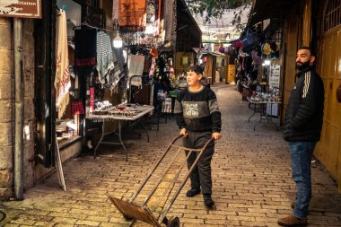 Hebron, Batı Şeria, 29 Ocak 2026 El Halil 'in kalbinde birkaç dükkan hala açık. Nadir raflar ve boş sokaklar bu tarihi Filistin pazarının yavaş ekonomik ölümünü yansıtıyor.